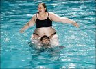 komik-sisman-kadin-havuzda-funny-big-woman-pool.jpg